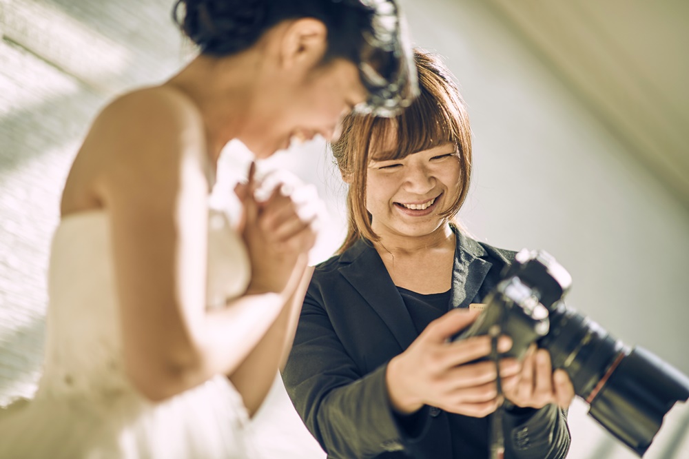 「素敵な表情ですね」ふたりに寄り添うカメラマンはシャッターチャンスを見逃さない
