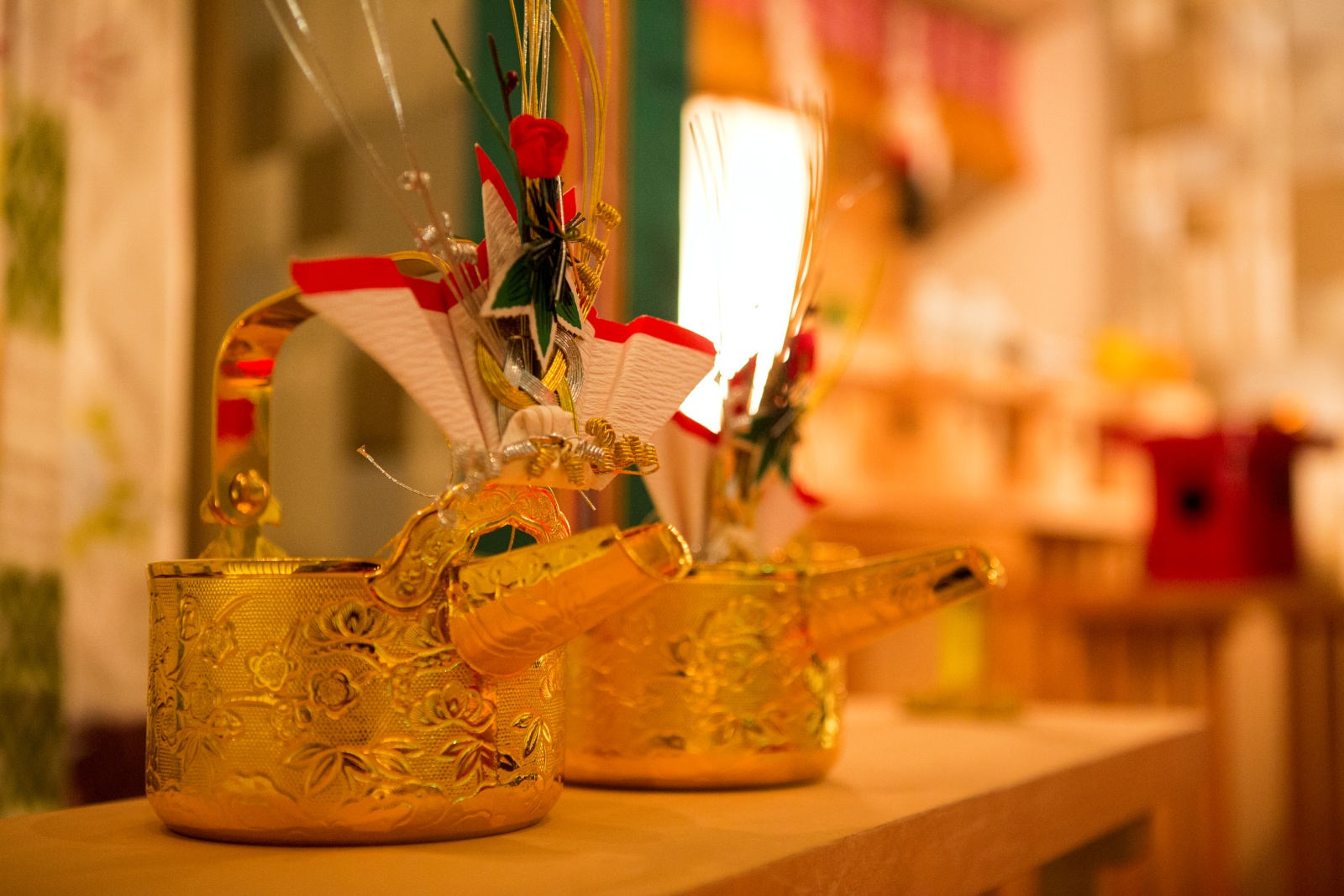 三々九度や玉串奉納など厳かな儀式を