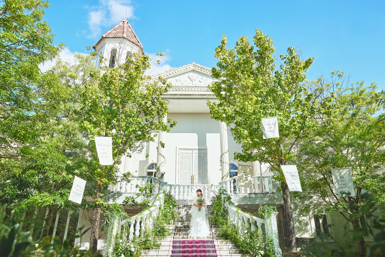 緑豊かな木々に囲まれた白亜の大邸宅。まるで外国映画のようなウェディングが叶う非日常空間。ナチュラルで開放的な空間は、結婚式やガーデンパーティーの場としても人気