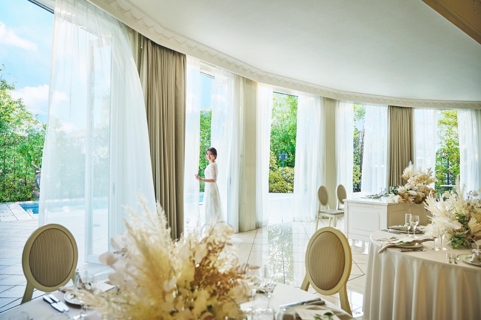 開閉式の扉を開ければプール付きのプライベートガーデンへの行き来も自由。デザートブッフェを楽しむなどふたりらしい演出を