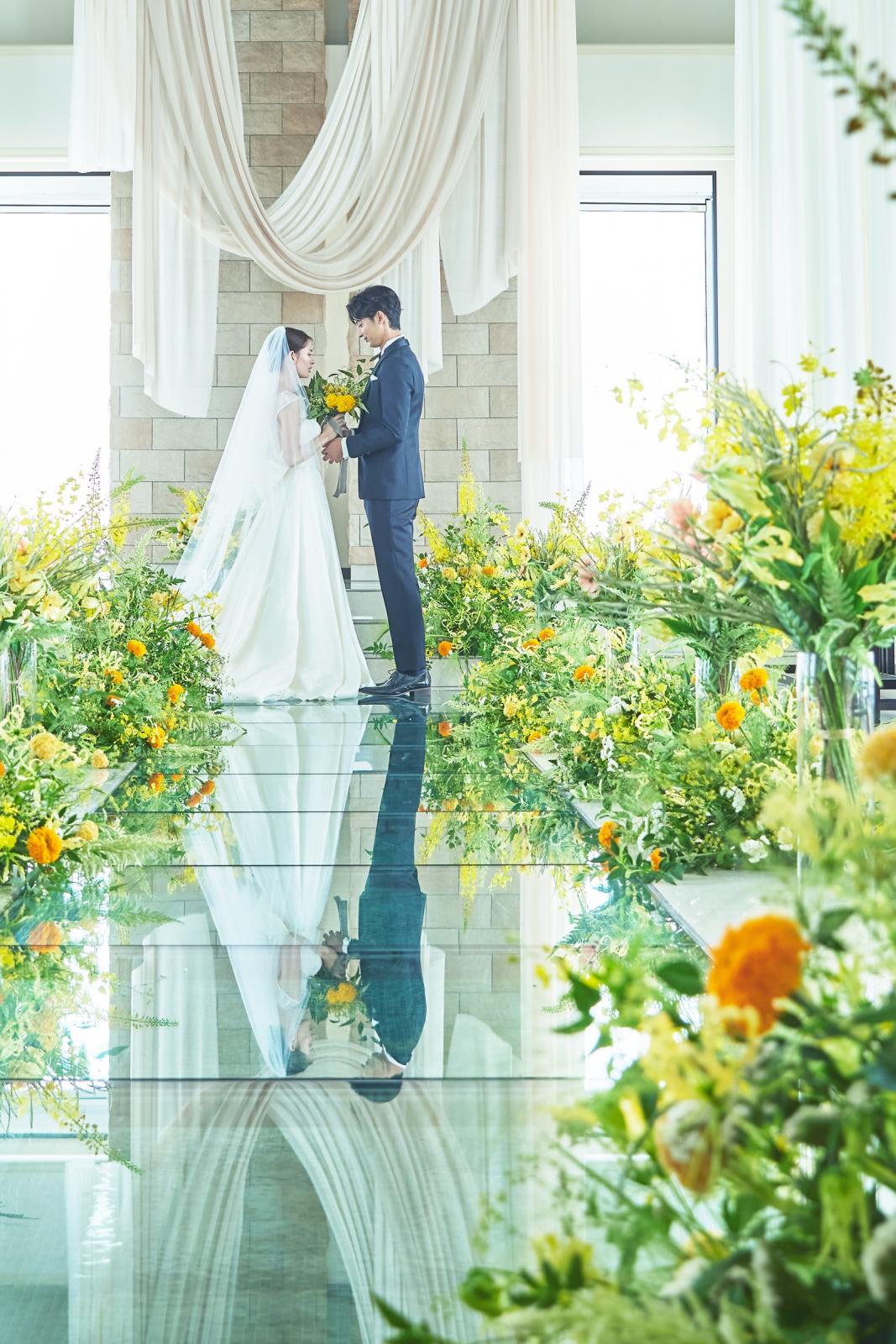 ガラスのバージンロードにはふたりの姿が反射して映り幻想的。前撮影の場所としても人気