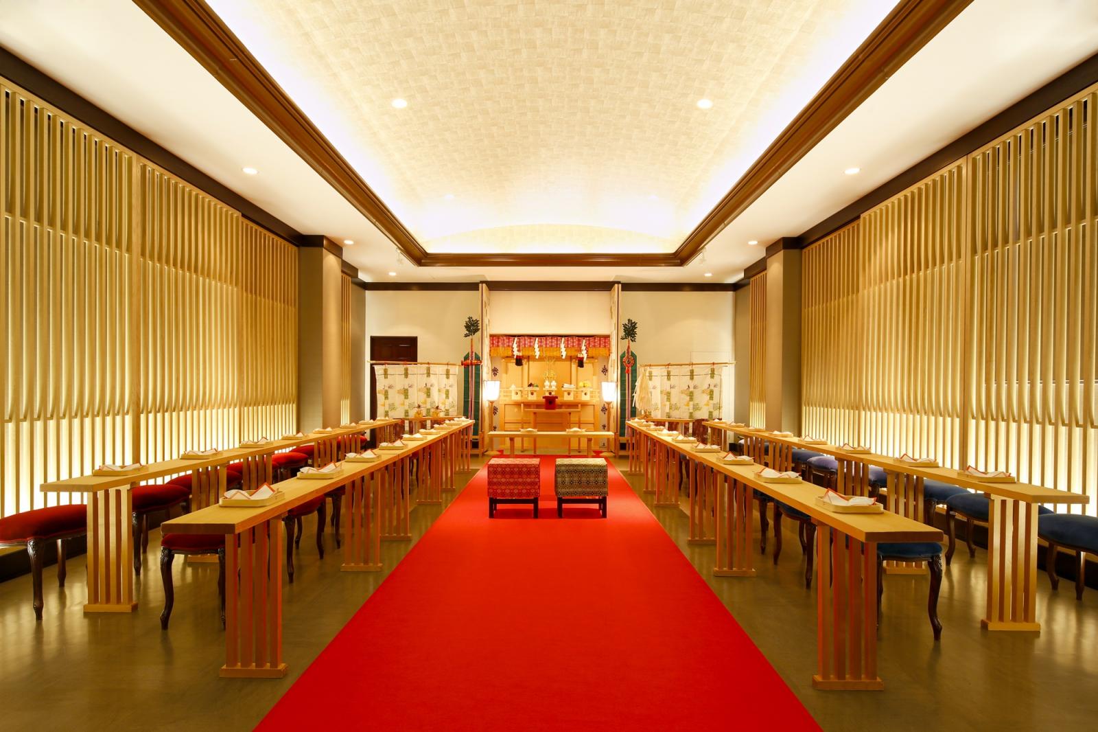 厳粛な結婚式を希望するふたりなら神前式がおススメ。フェリーチェ館内にある神殿で静かで厳かな結婚式を