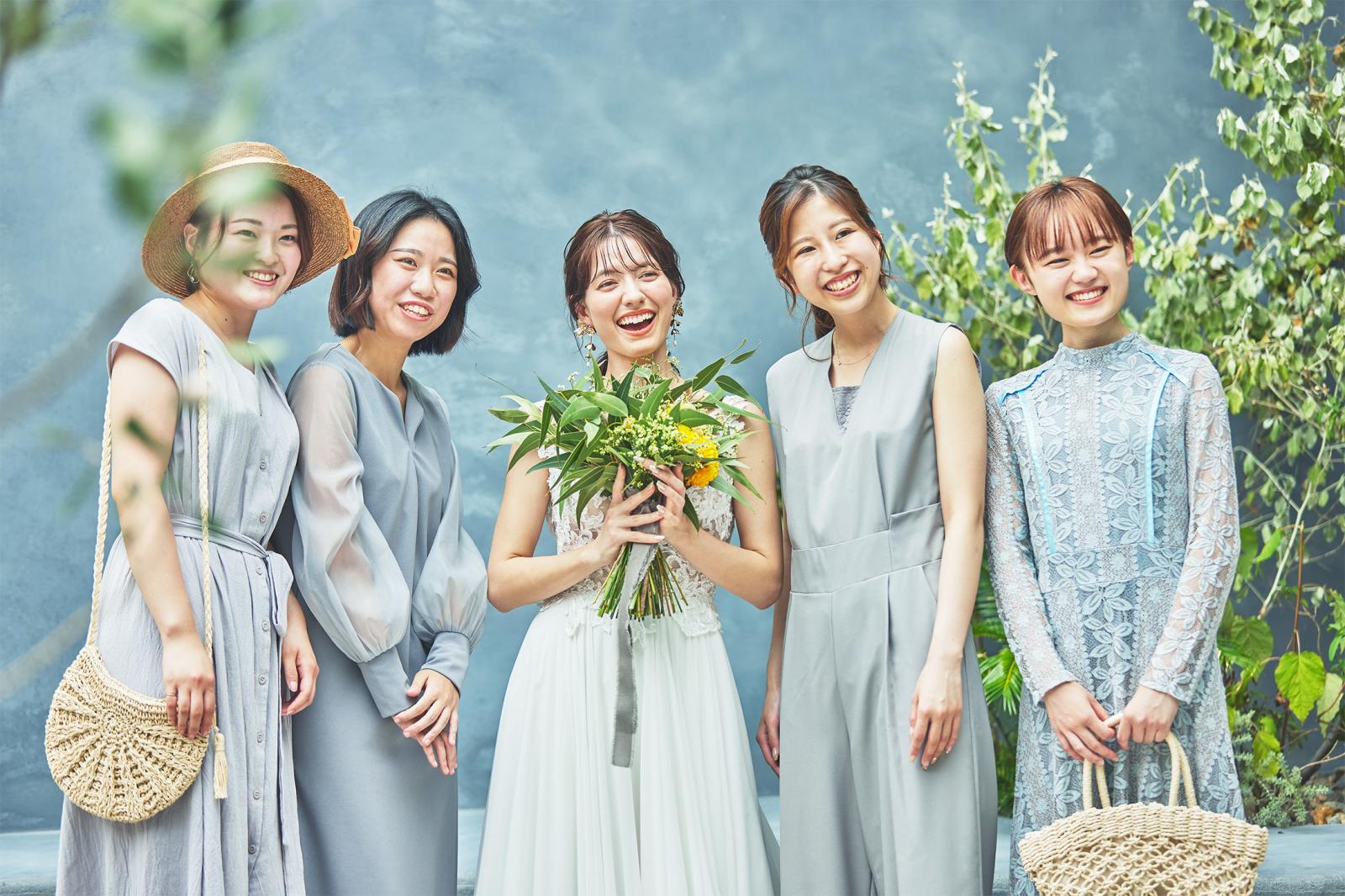 仕事や結婚で別々の道を歩んでいる懐かしい仲間が集まり笑顔で話すことが出来るきっかけを作れるのも結婚式の魅力