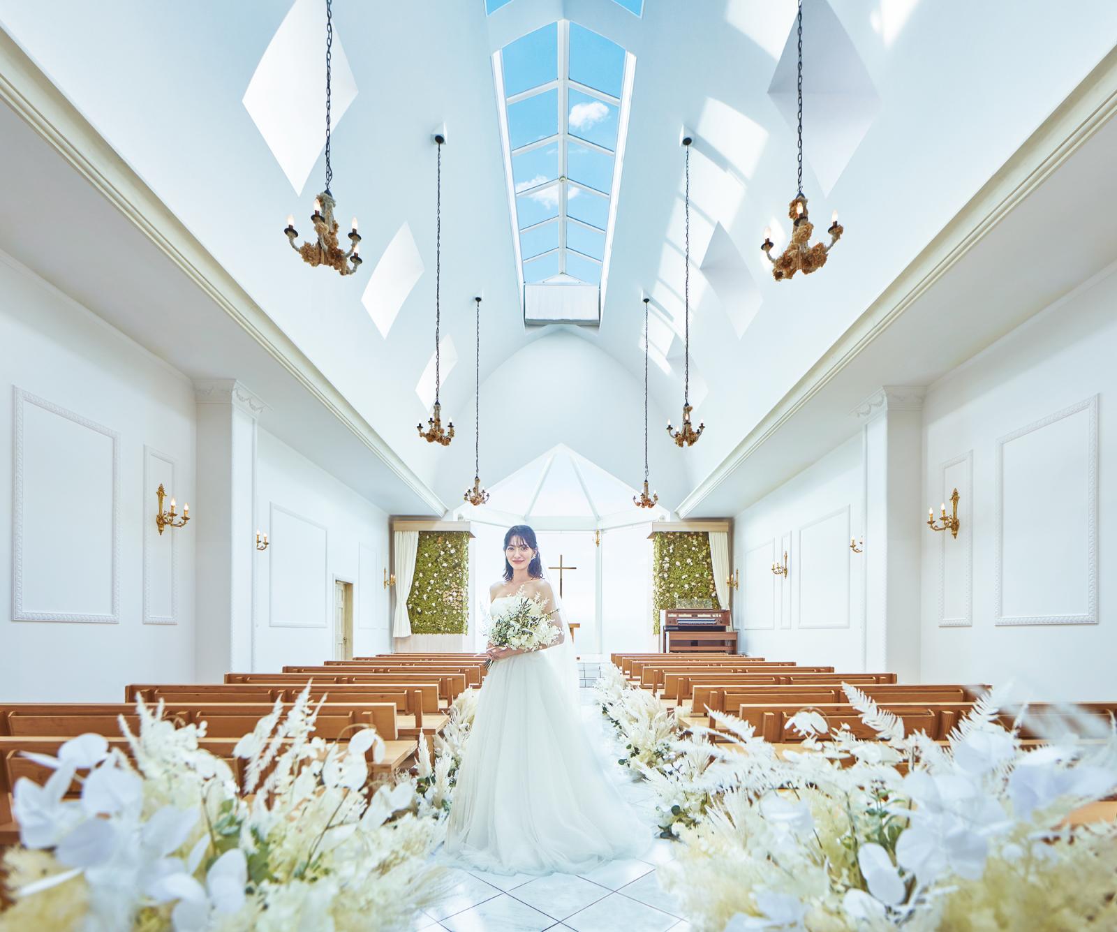 高い天窓から花嫁をより美しく引き立てる自然光がたっぷり降り注ぐ明るく温もりを感じるチャペル