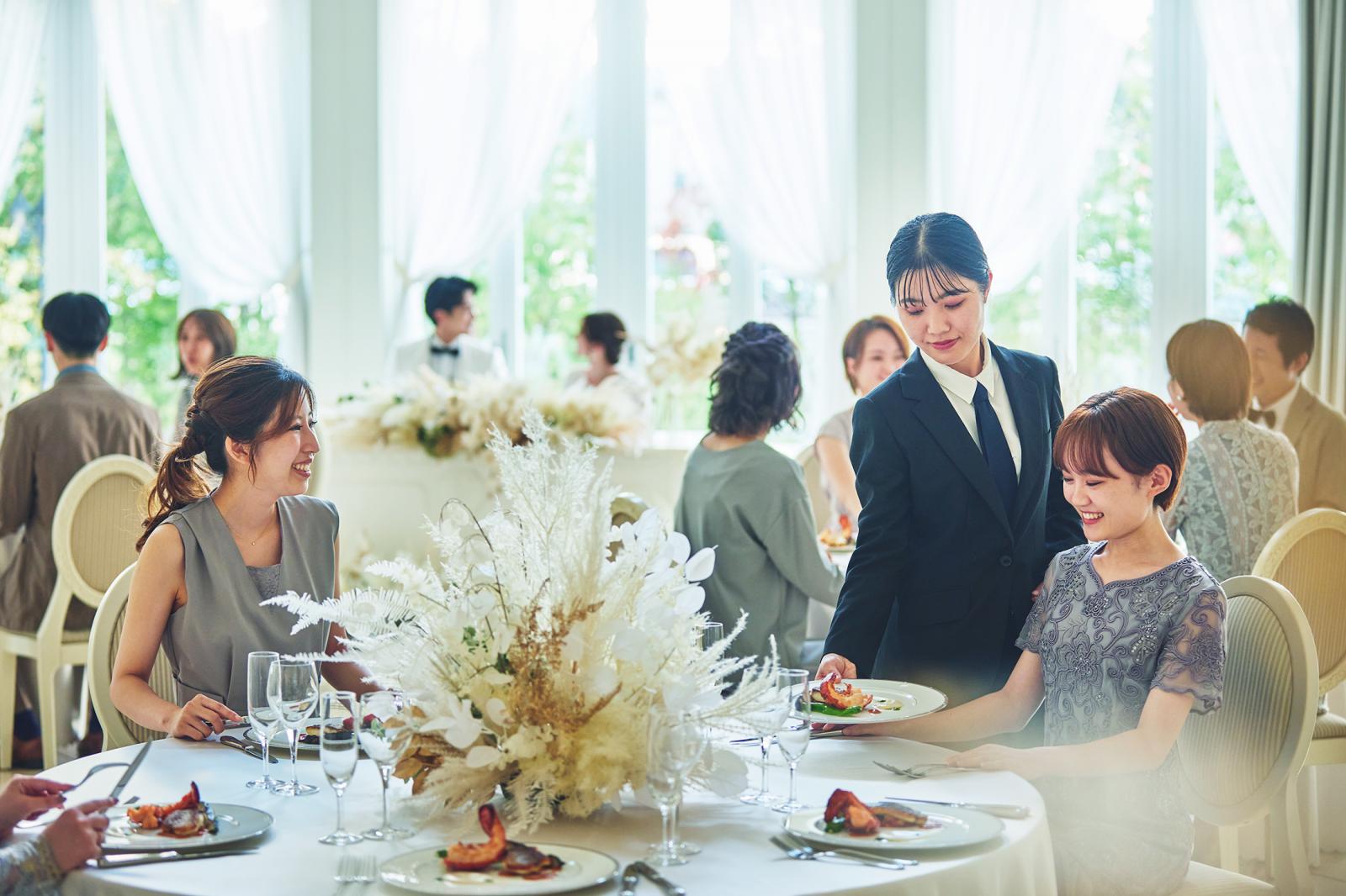 当日は大切な方々にもリラックスして過ごしていただけるよう、スタッフがふたりに成り代わっておもてなし