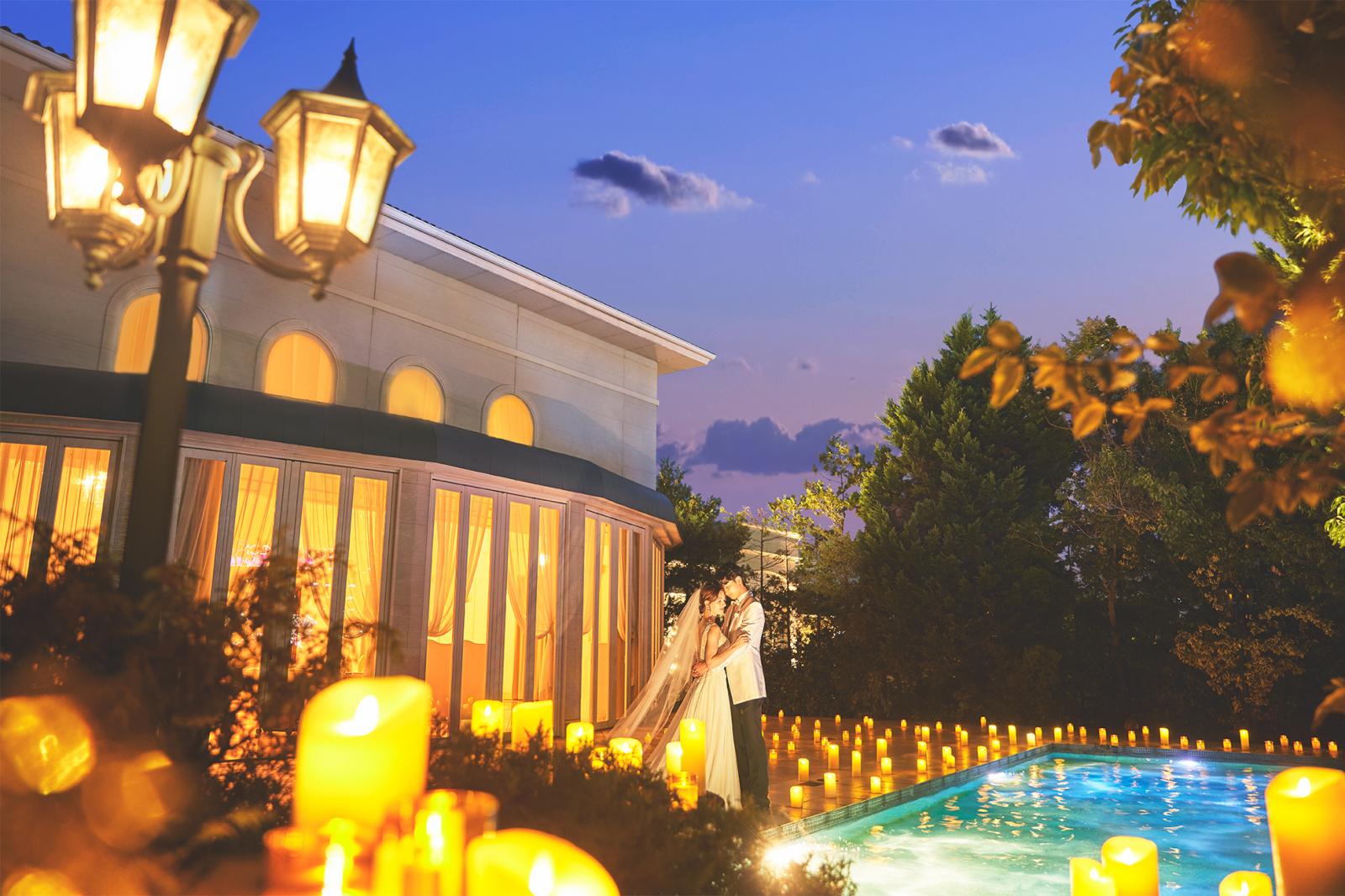 【フェリーチェもう一つのガーデン/プライベートガーデン】披露宴会場に隣接するプール付きのガーデン。会場との行き来が自由で演出の幅も広がる。パーティー後半にはデザートブッフェで楽しんだりも◎