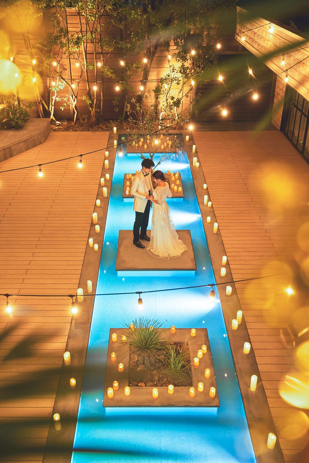 ナイトタイムのガーデンテラスはイルミネーションやキャンドルで装飾すればロマンティックな雰囲気に