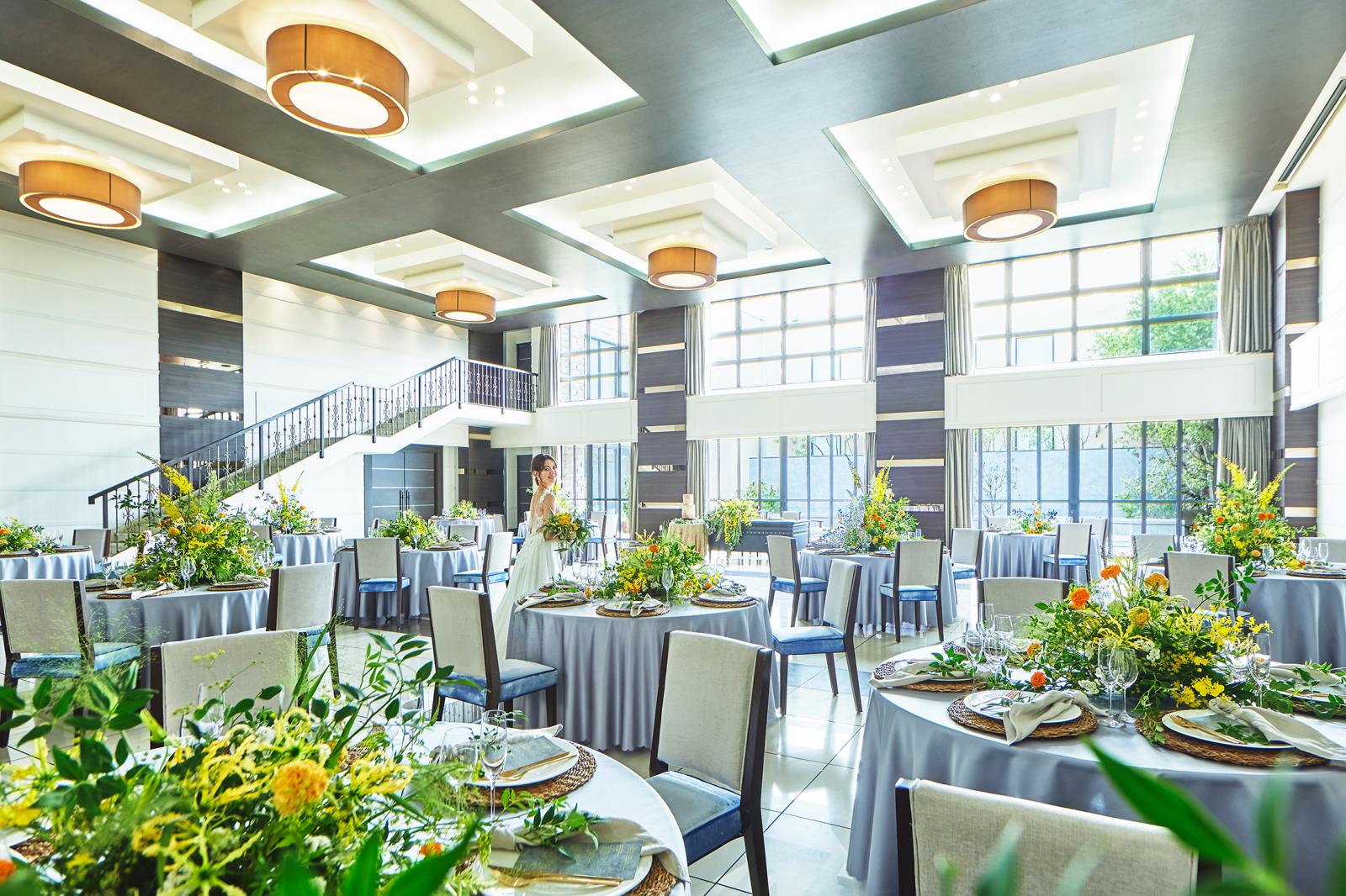 2層吹き抜けの開放的なパーティ会場は高級感に満ちた上質でクールで上質なモダンなメインダイニング