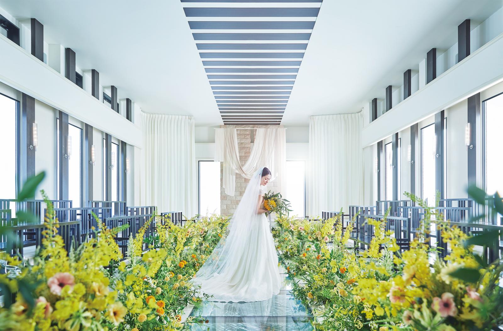 水が煌めくが煌めくガラスのバージンロードとゲストが対面式に着席するスタイルは滋賀で唯一のチャペル