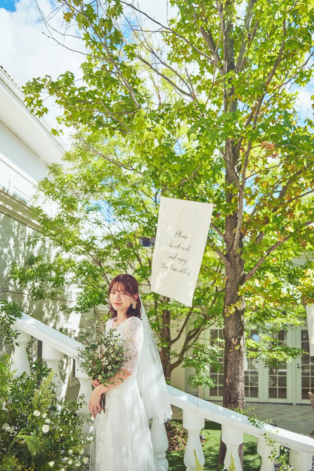 グリーンをバックの撮影はより花嫁をナチュラルにで柔らかい印象に見せてくる