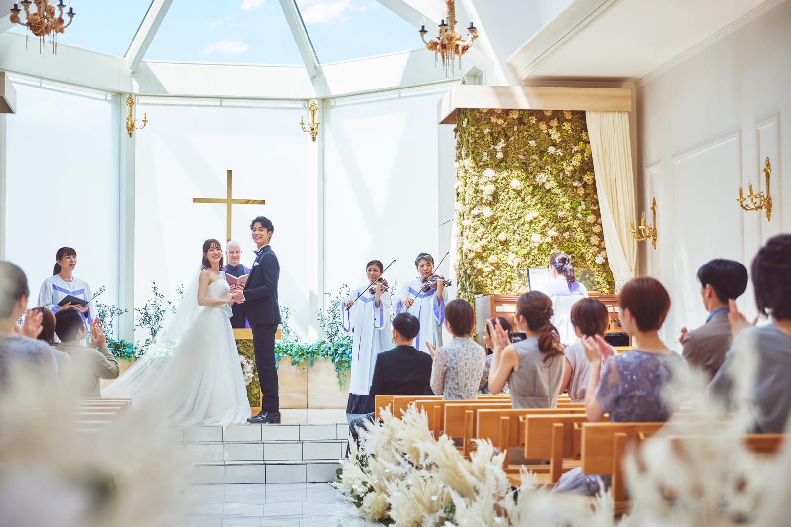 おふたりとゲストの距離感やチャペル内の解放感は実際にブライダルフェアに参加してチェック♪