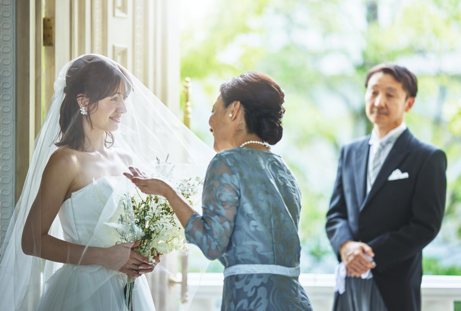 チャペル前のホワイエではベールダウンなど挙式前の家族の時間を過ごすことも。