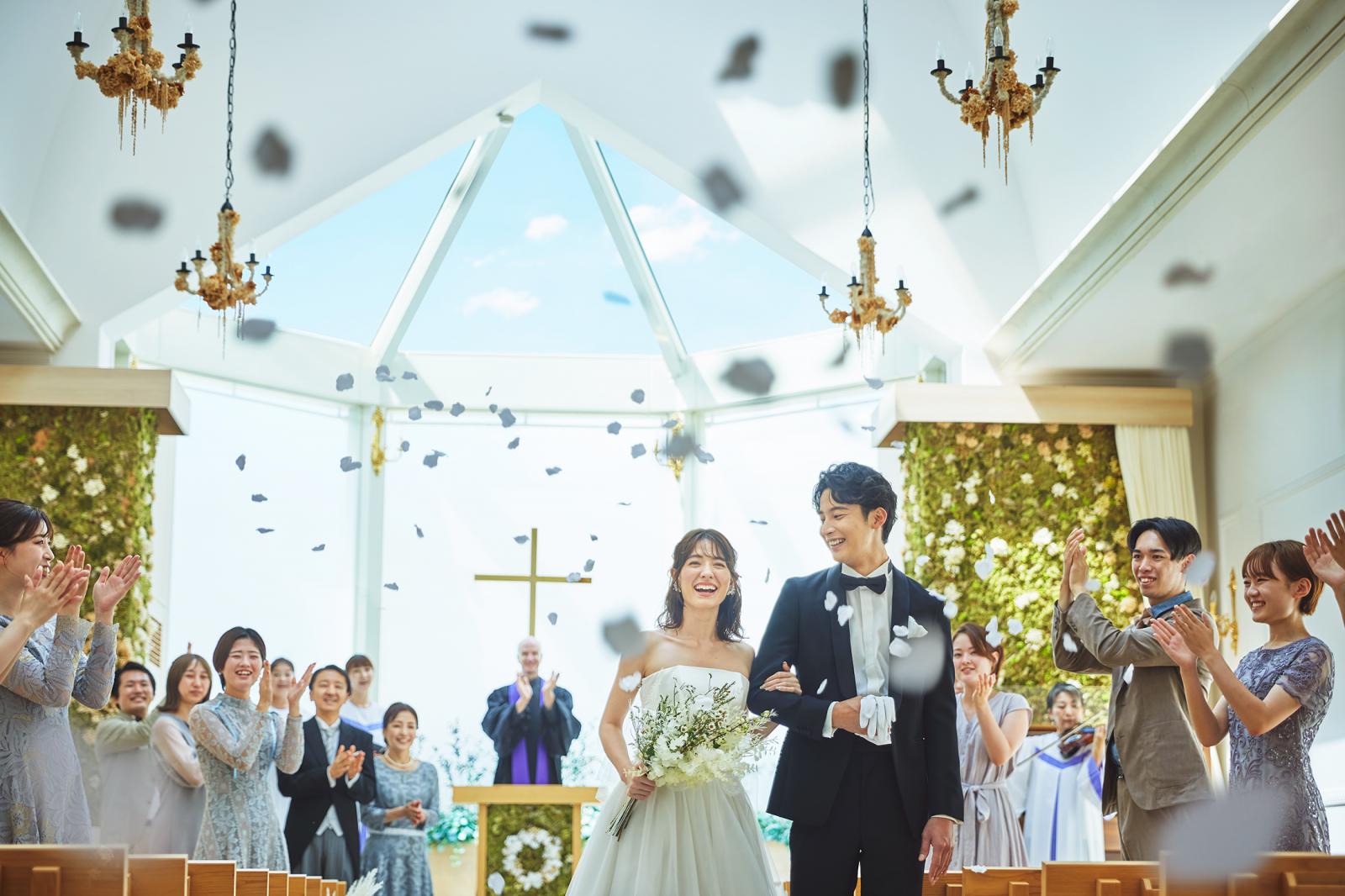 最大100名まで着席可能な広々とした空間。ゲストの笑顔や祝福を近くで感じることが出来る♪