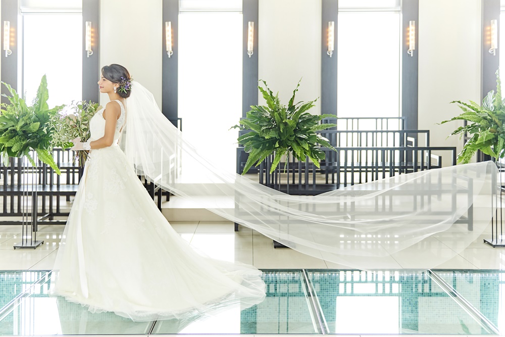 自然光がチャペル内をナチュラルに明るい雰囲気にしてくれる。また照明を使用して別の雰囲気も楽しめる