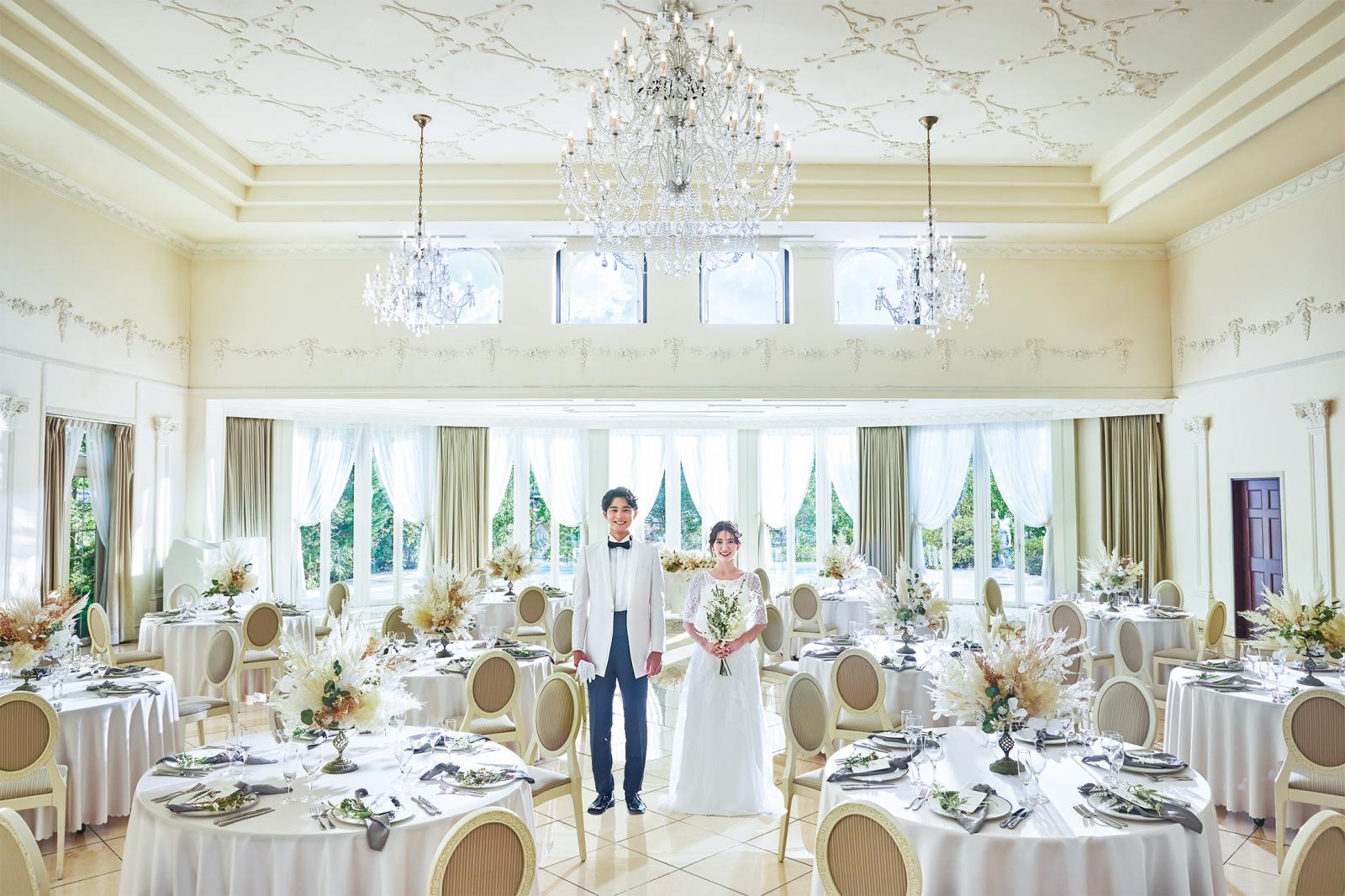 豪華で繊細なシャンデリアが揺れる純白のヨーロピアンダイニング。真っ白でエレガントなメインダイニング