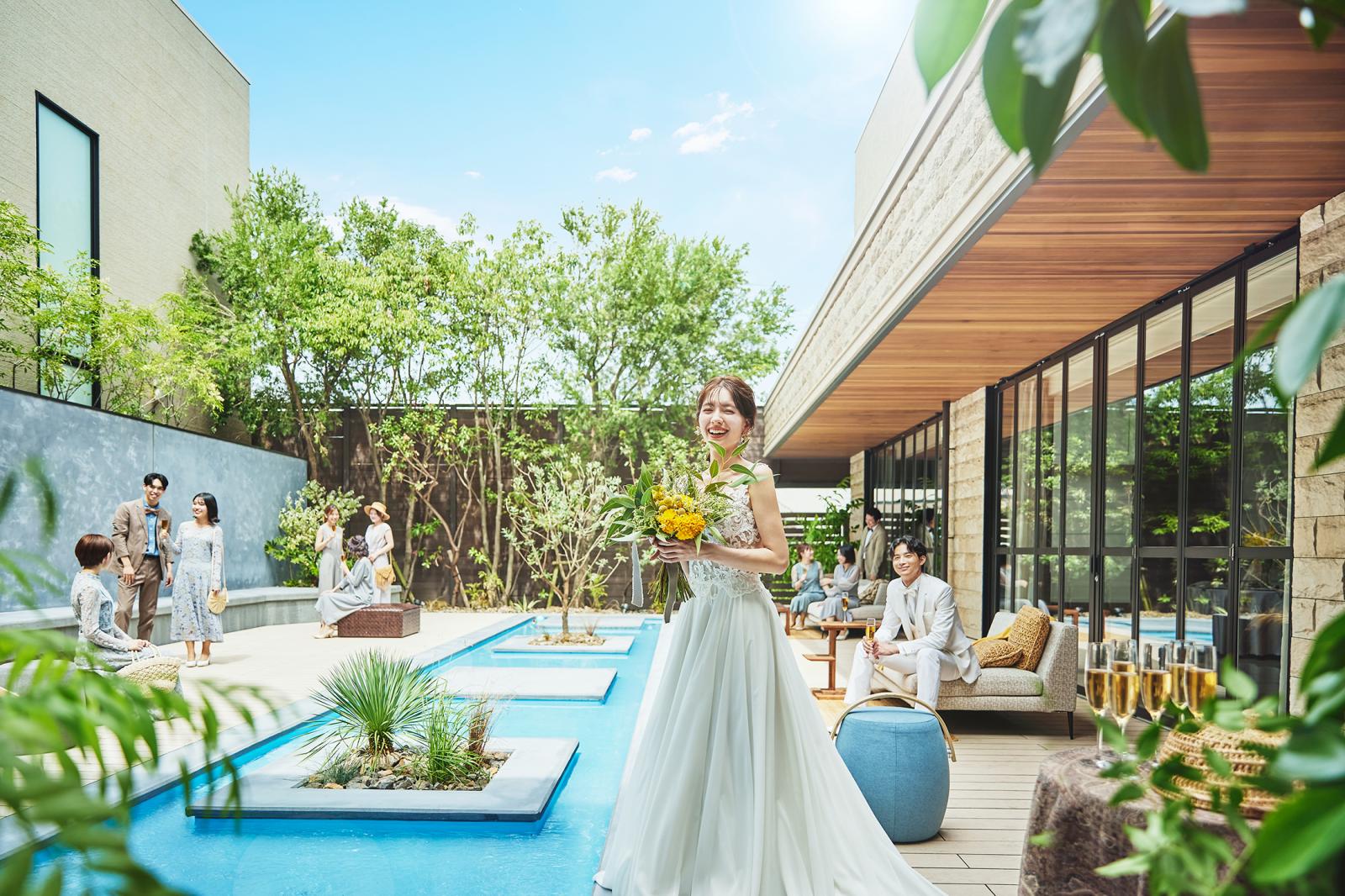 緑豊かな木々に囲まれた白亜の大邸宅。開放的でナチュラルな空間でカジュアルでオリジナリティあふれるウェディングが叶う。形式ばらないふたりらしい結婚式を実現したいふたりにおすすめ♪