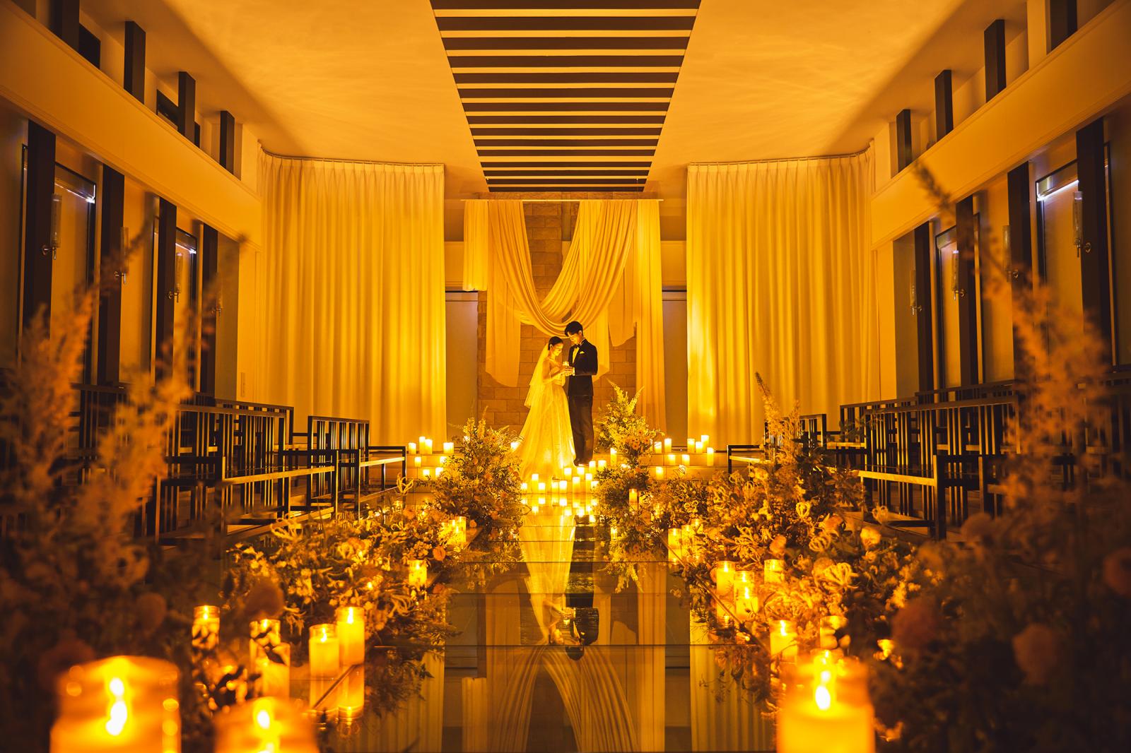 明暗の雰囲気を楽しめるチャペル。キャンドルやランタンで幻想的な雰囲気を演出することも可能。