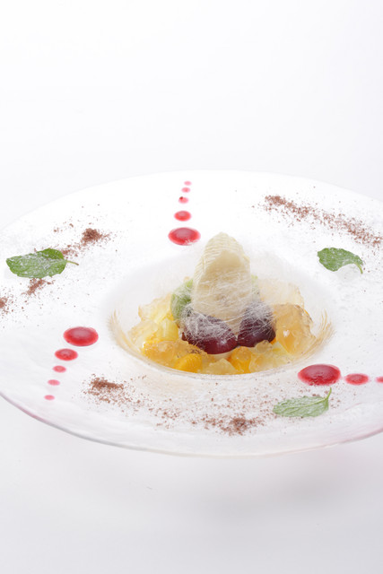 コースの締めをくくる彩り鮮やかなデザート。