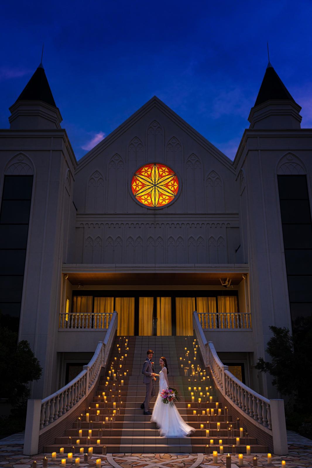 ナイトシーンも美しい白亜の邸宅。