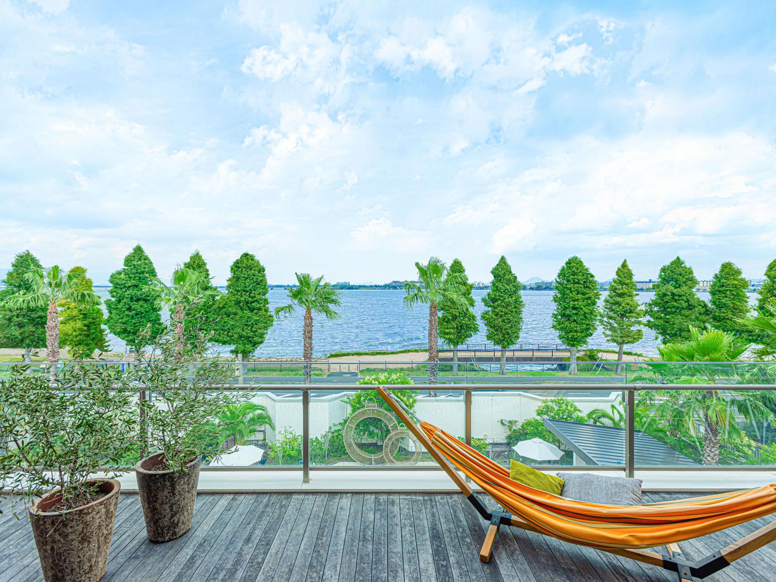 琵琶湖を見渡せるテラスが併設。ゲストに癒しを届けられる絶景が広がります。