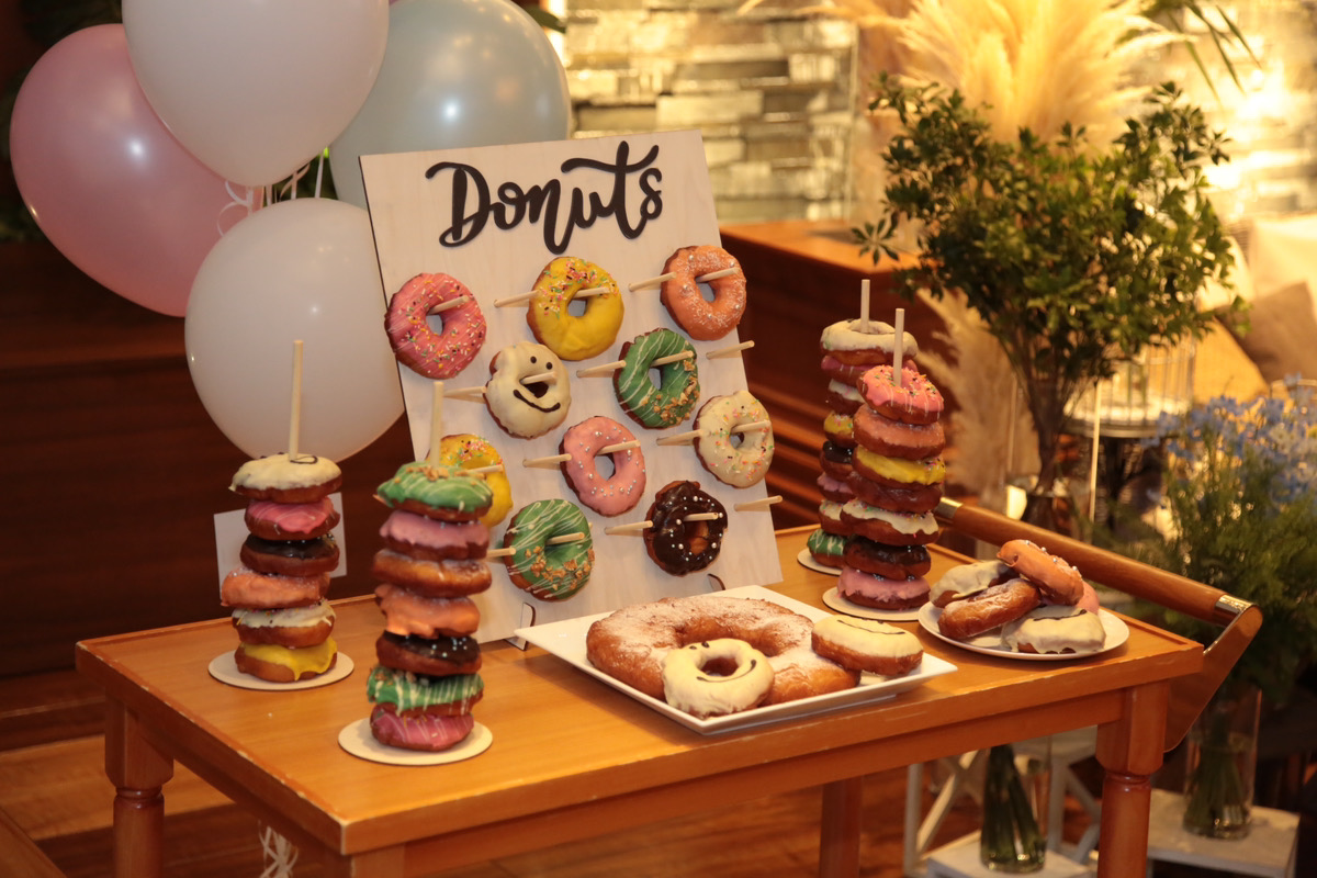 ケーキの代わりに、ドーナツやハンバーガーなど、アレンジも◎