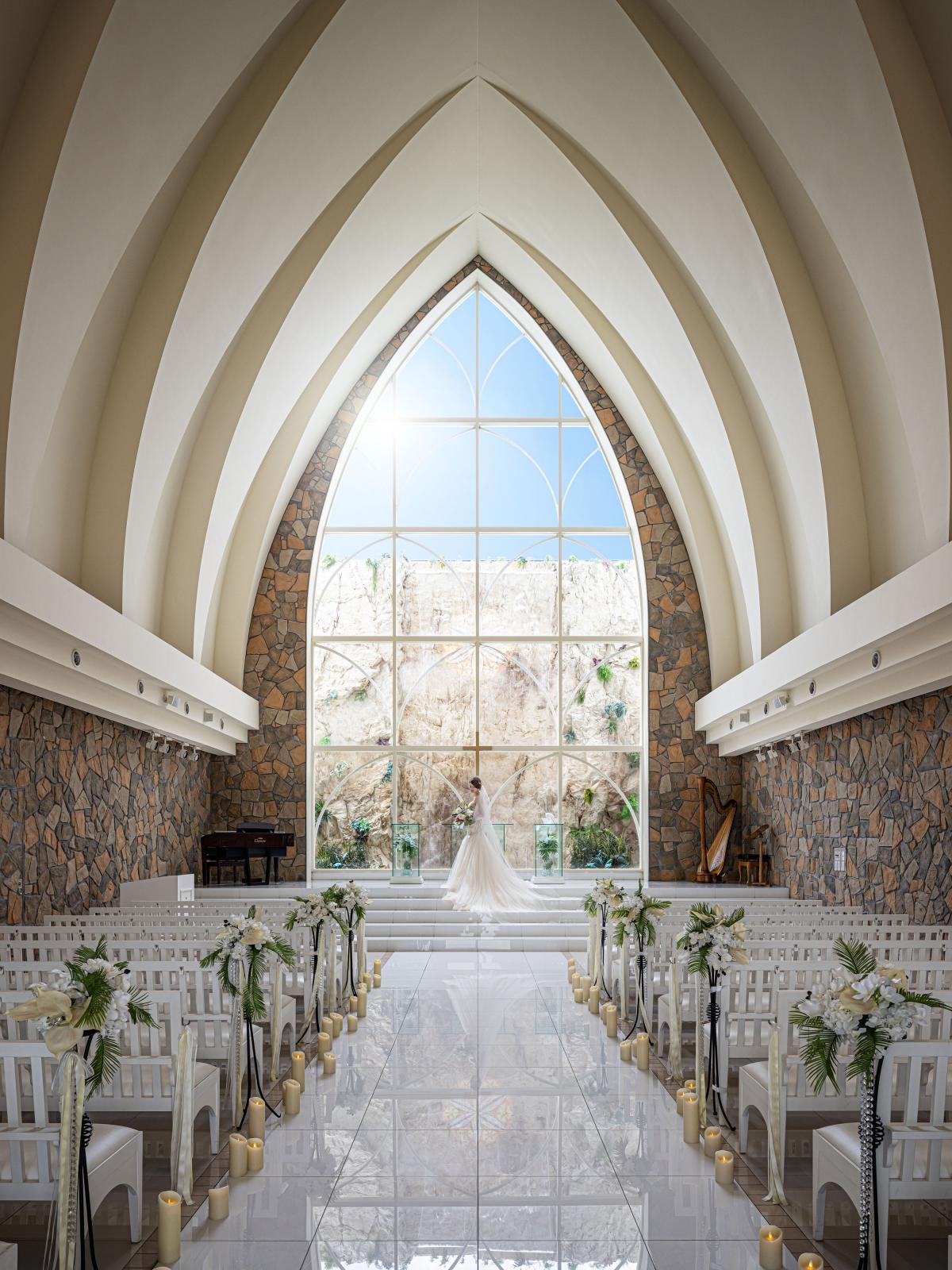 光と水の輝きで優しく門出を祝います。