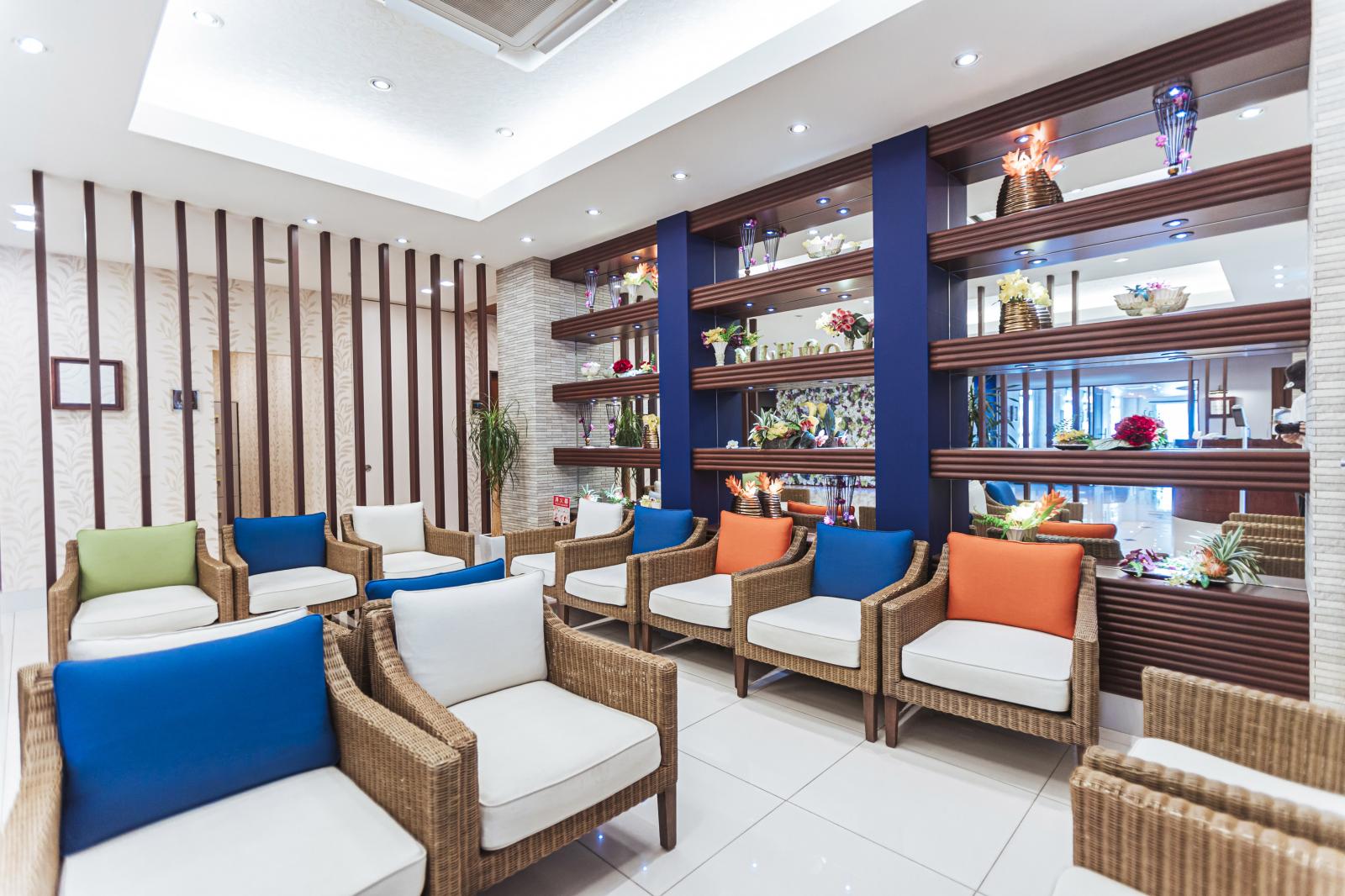 入口はモルディブをイメージした鮮やかなカラーでお出迎え。