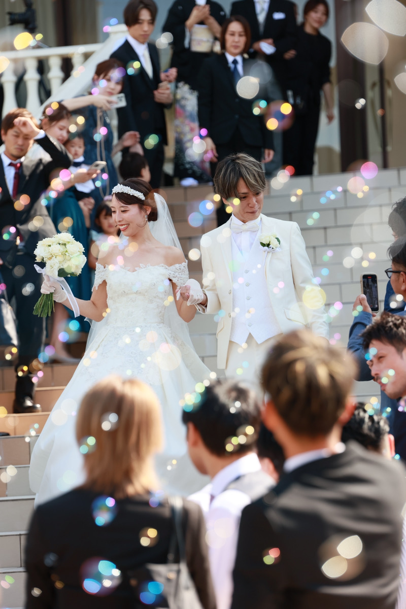 シャボン玉のバブルマシーンを完備。お二人の登場を華やかに彩ります。