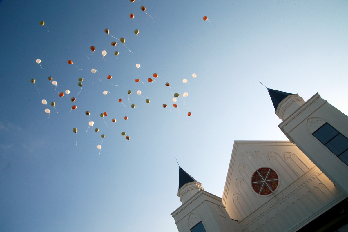 大人気のバルーンリリースなど、外だから楽しめる演出を多数ご用意。