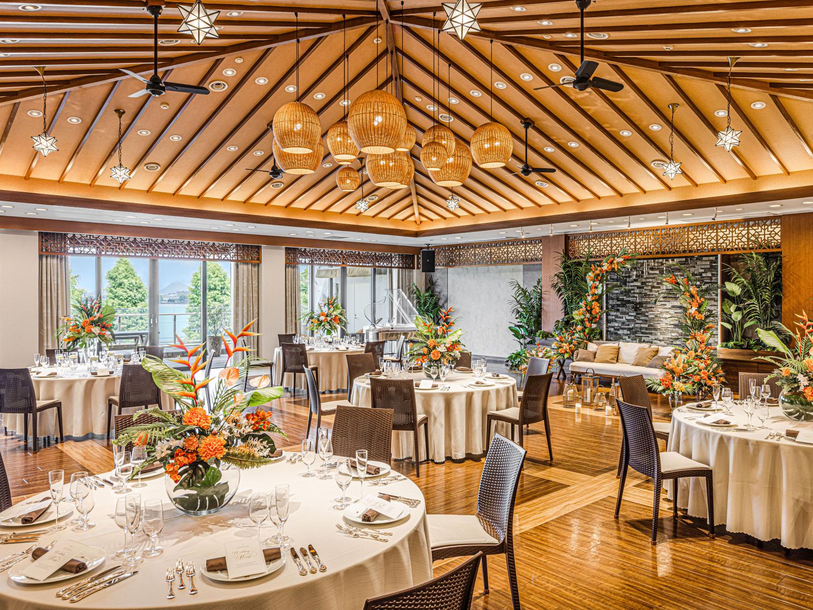 レイクビューが叶う、リゾートテイストなバンケット。