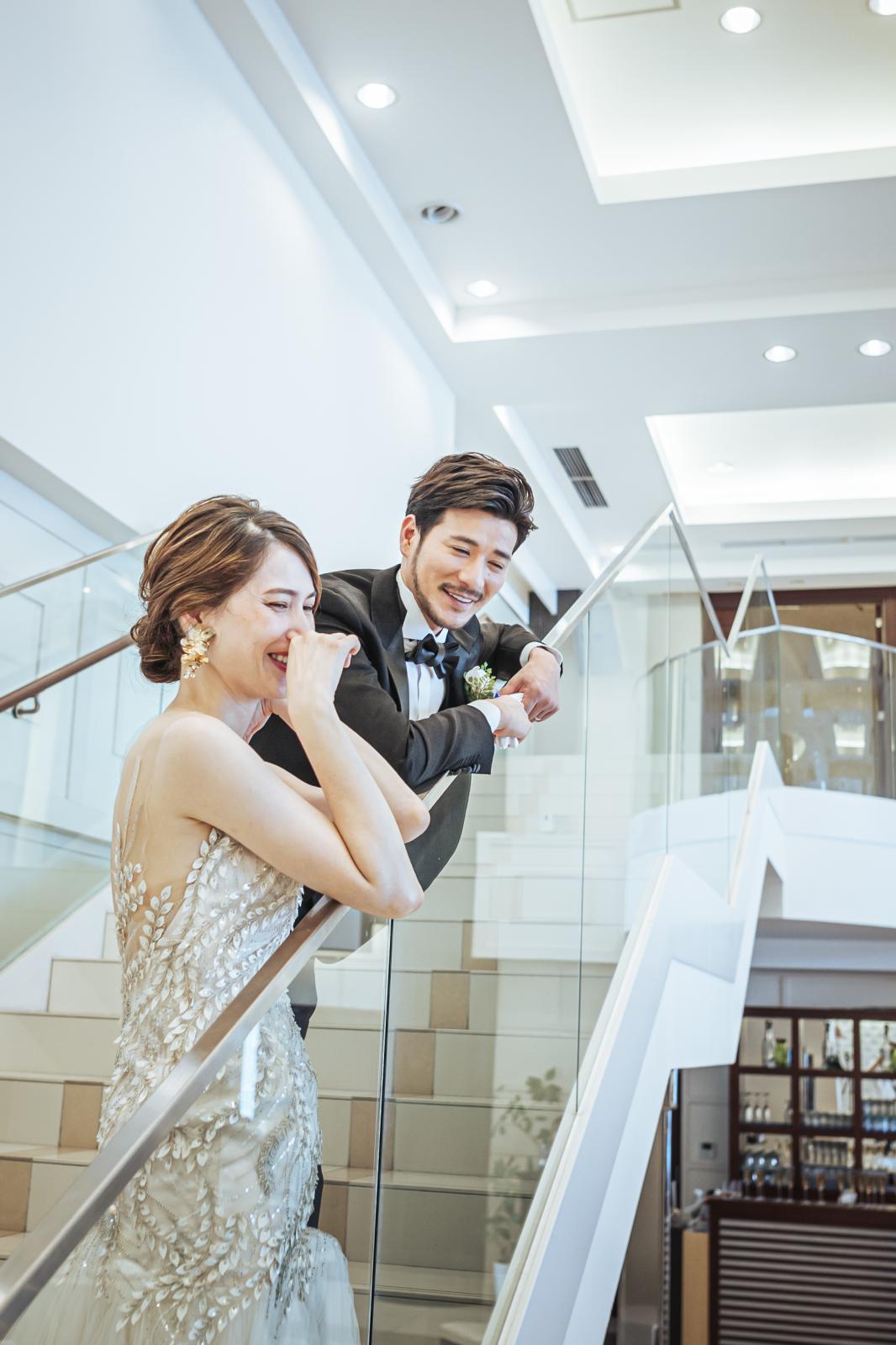 階段からの登場でゲストにサプライズ！