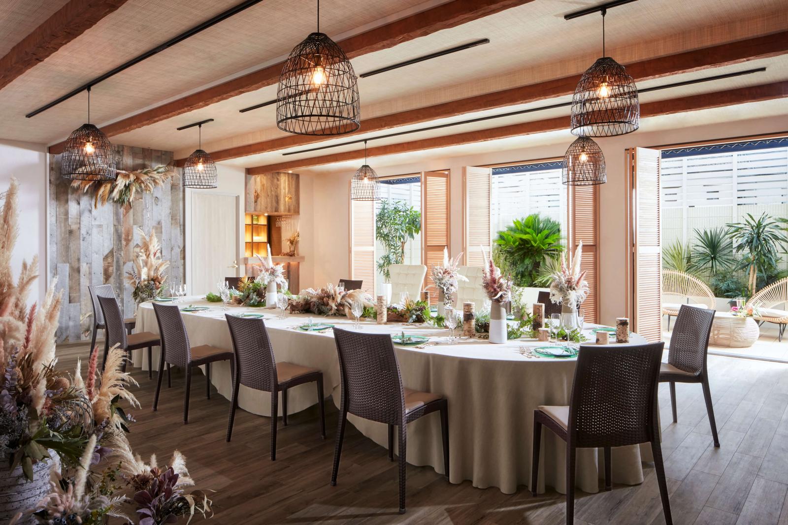 皆様で一つのテーブルを囲む、流しスタイルも対応可能。