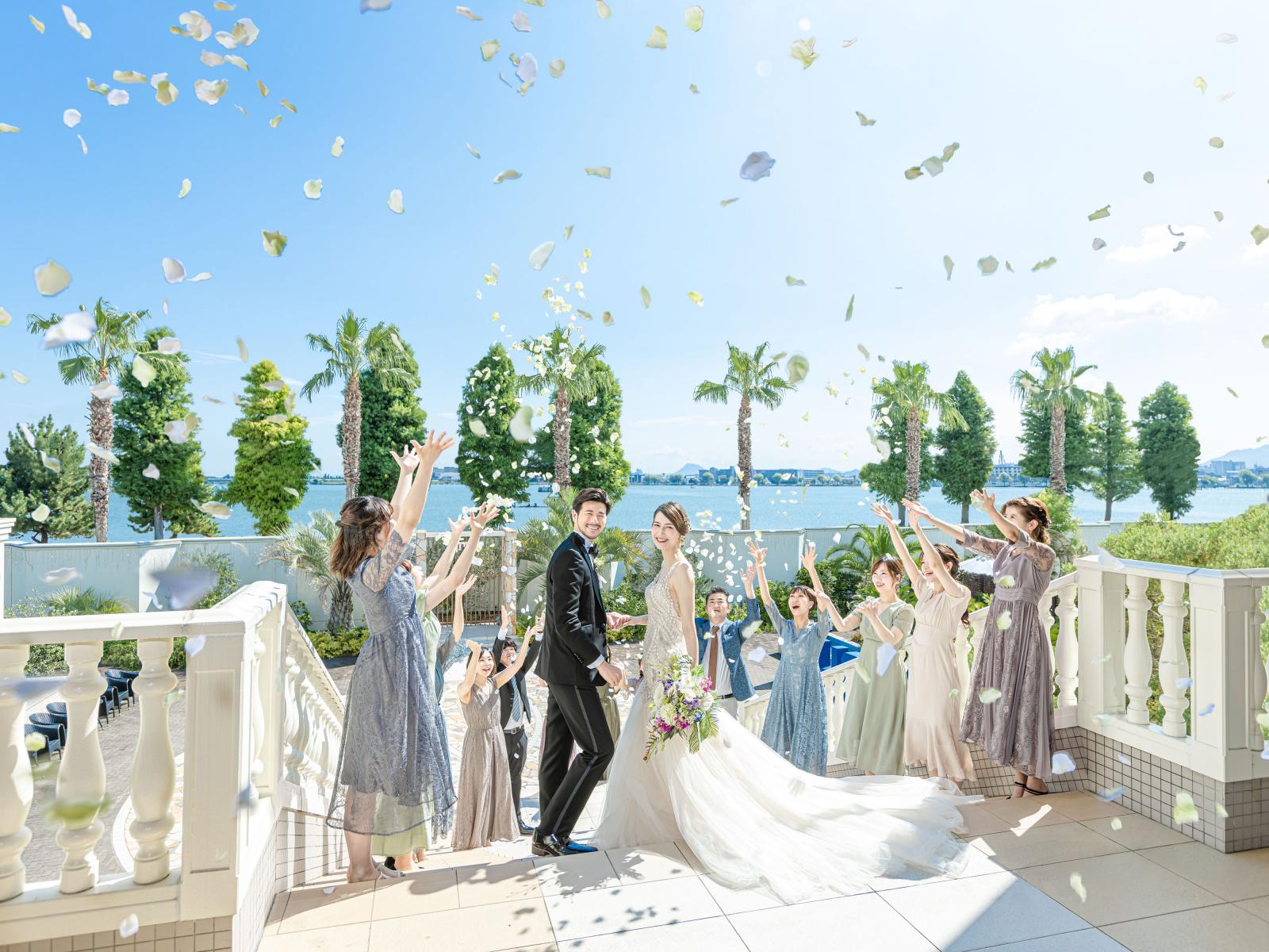 感動の挙式のあとは、琵琶湖の見えるガーデンで祝福を受けて。