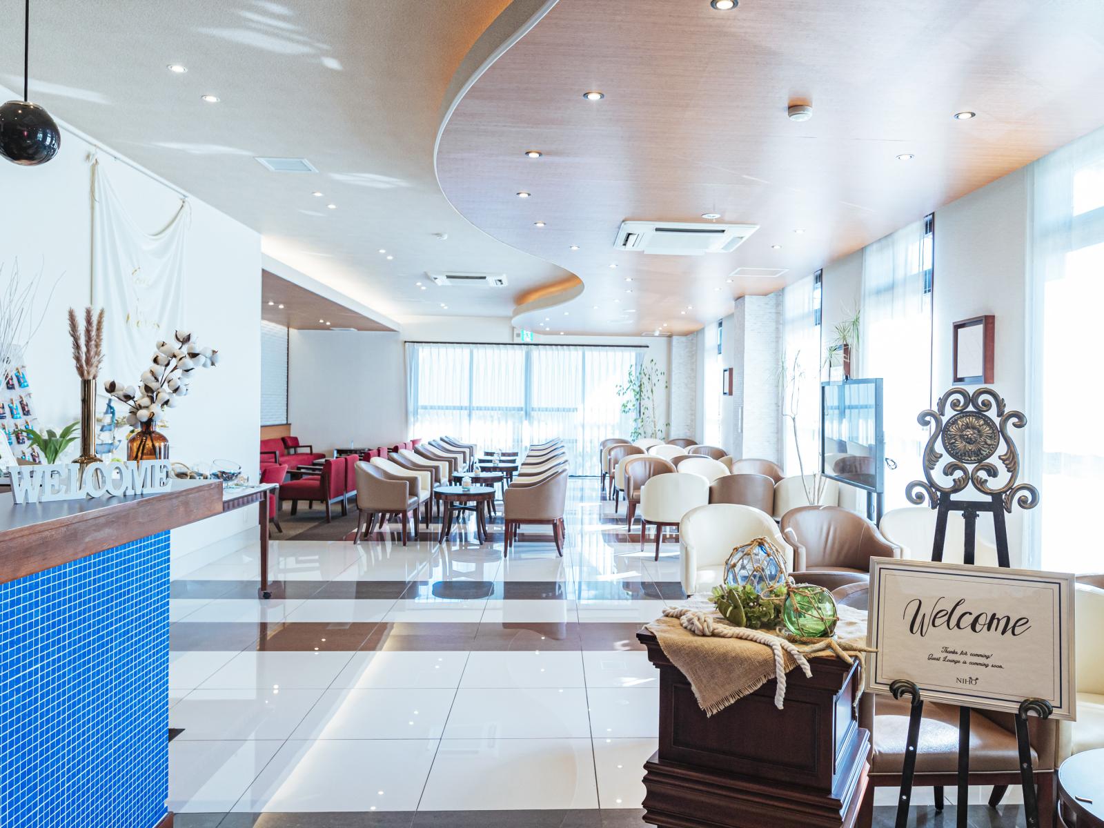 ゲストが待機するラウンジ。広々とソファに掛けてお待ちいただけます。