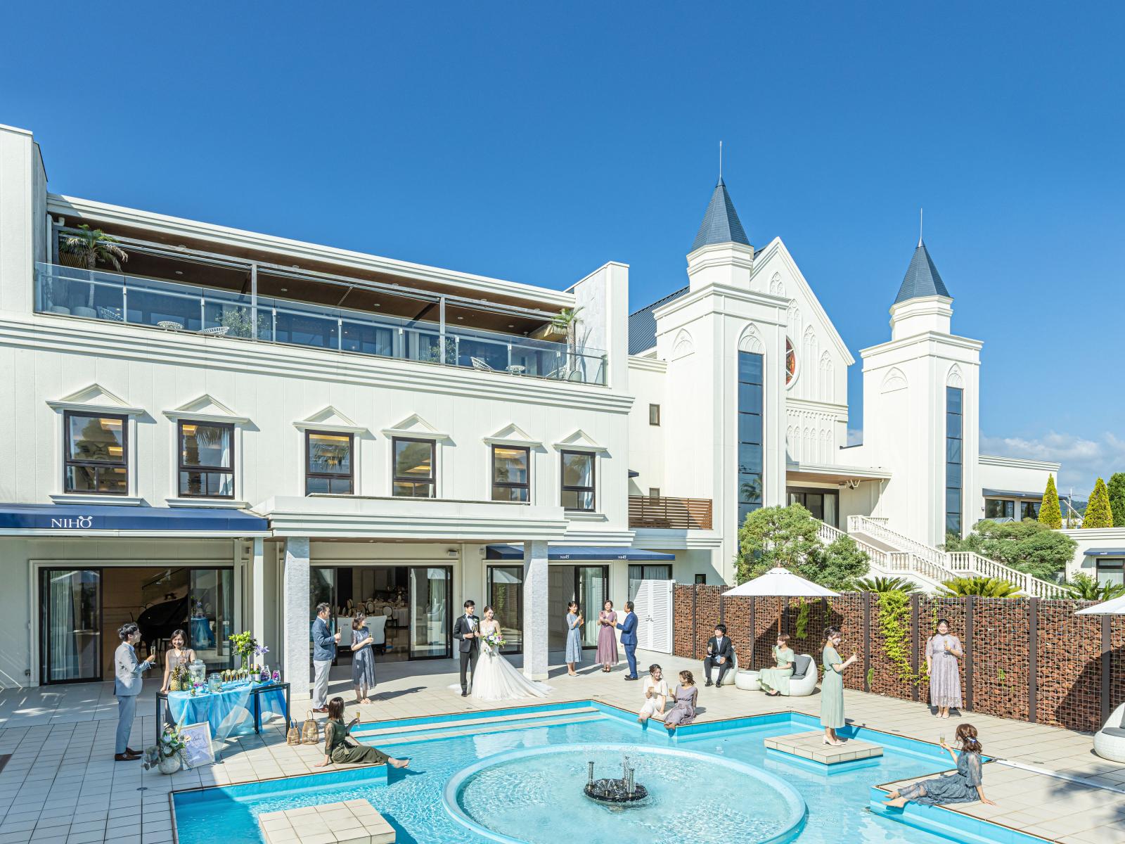 会場にはプール付きガーデンが併設。ここまで貸切で使える贅沢パーティー。