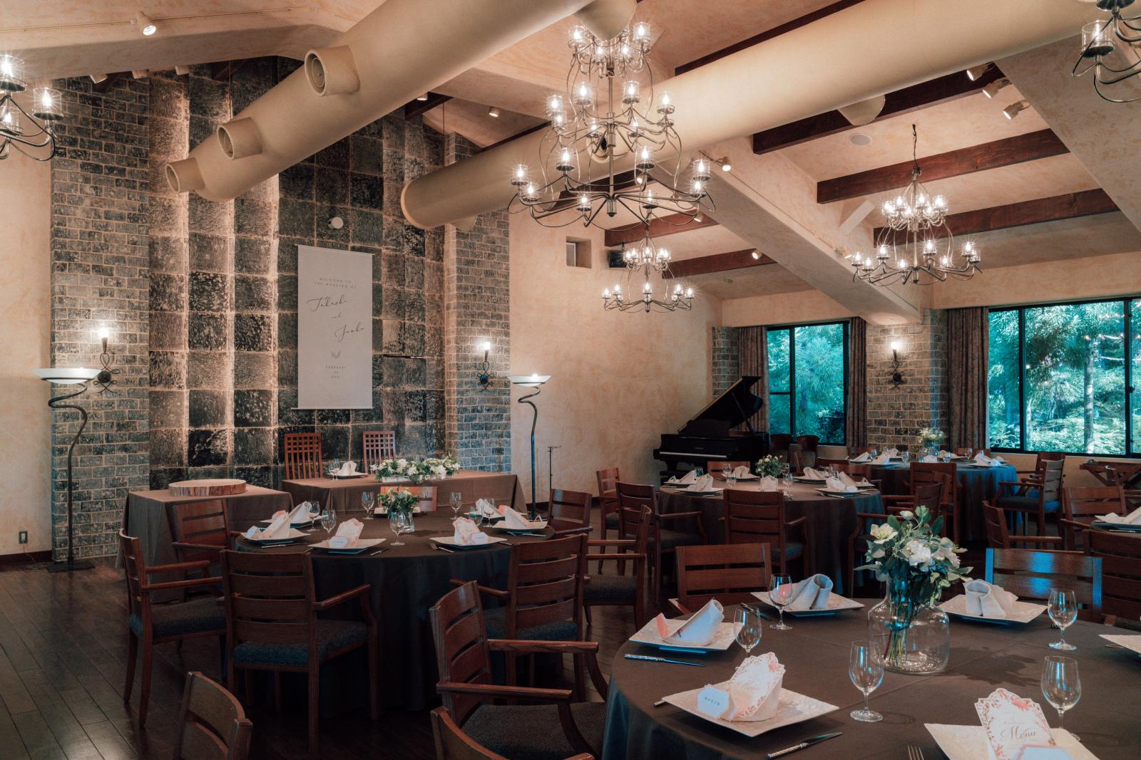 コーディネート次第で様々な印象に　深みのある大人の雰囲気漂う特別な一日