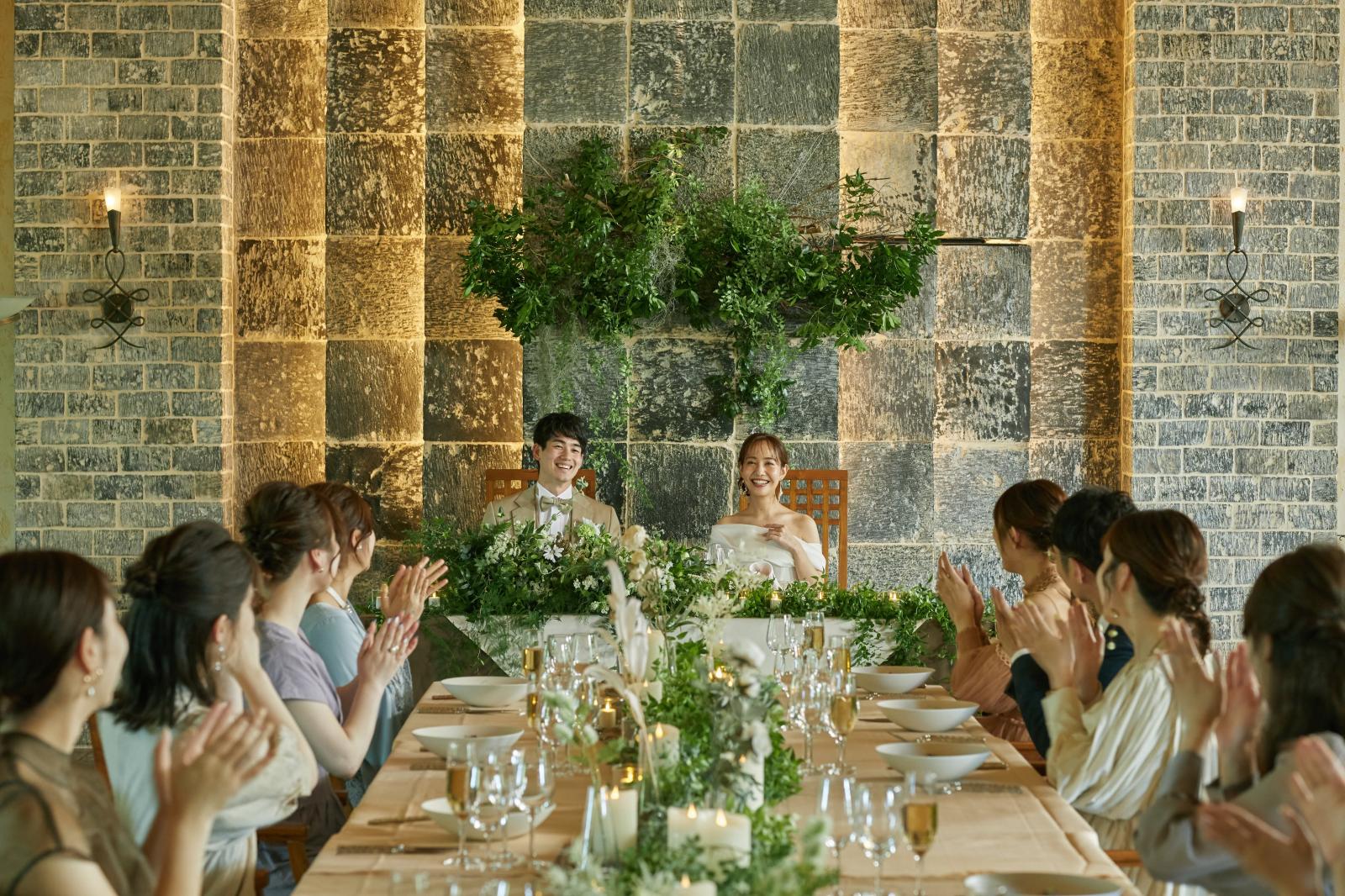 木や石材など天然素材で設けられた空間で穏やかな幸せ満ちる時間