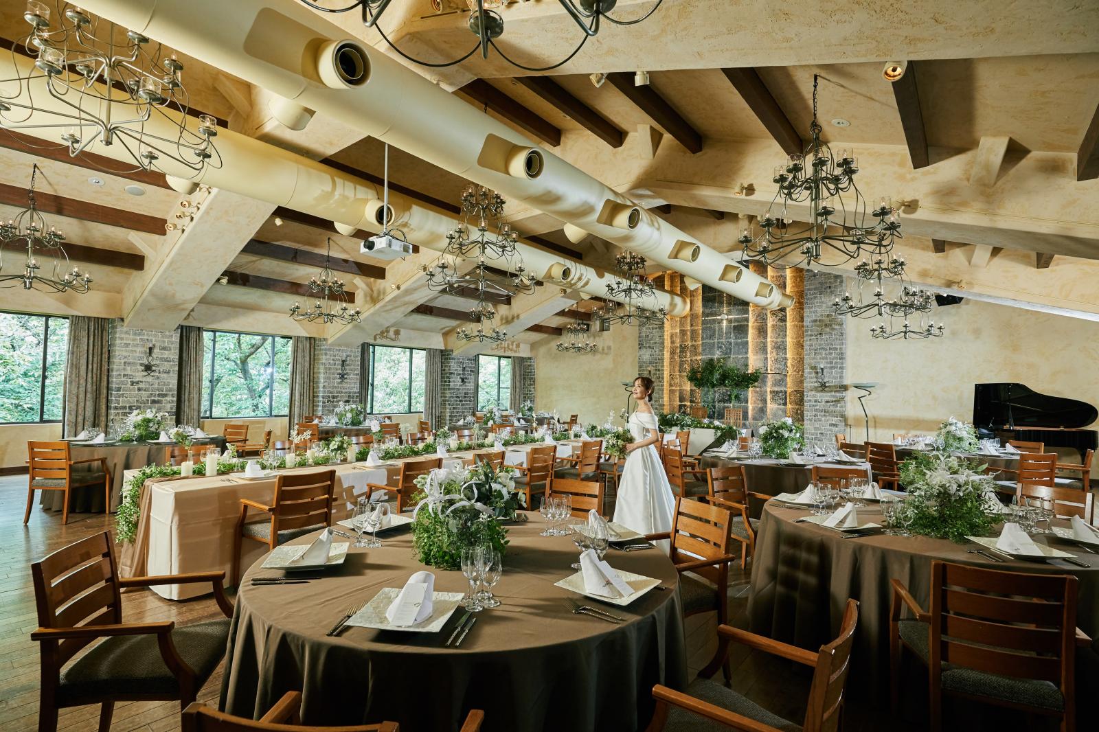 木や石材など天然素材で仕立てられた広くゆとりのある空間