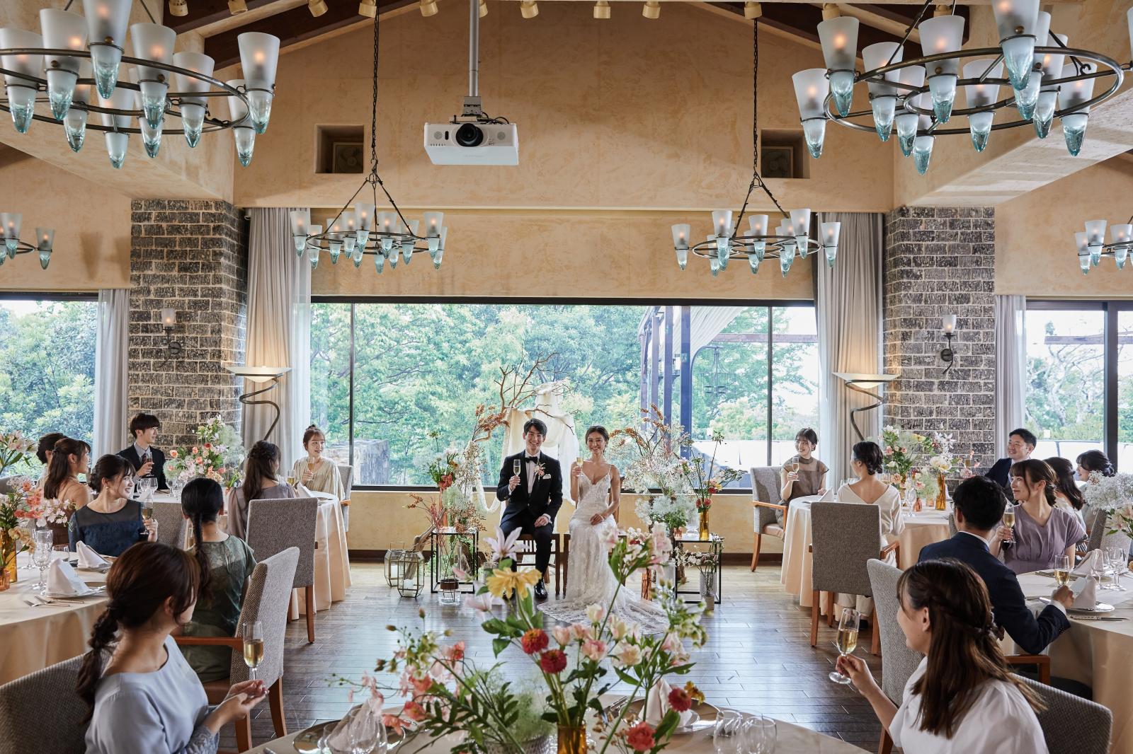 大きな窓から自然光が差し込む開放的な空間