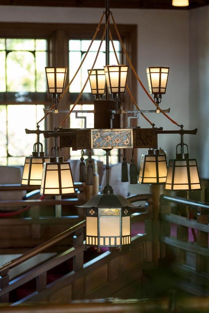 創業当時よりある和風シャンデリア