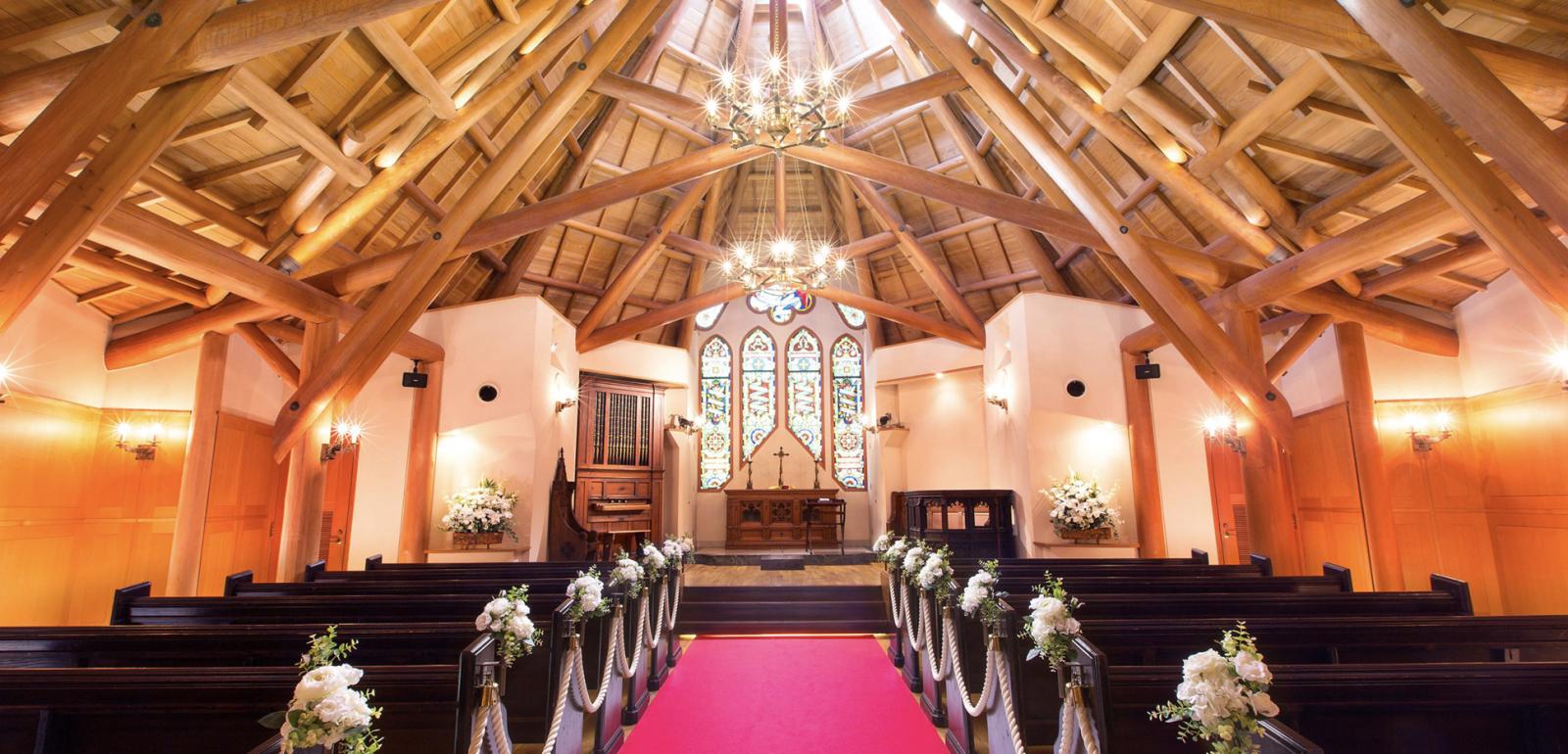 吉野杉とステンドグラスが美しいチャペル内