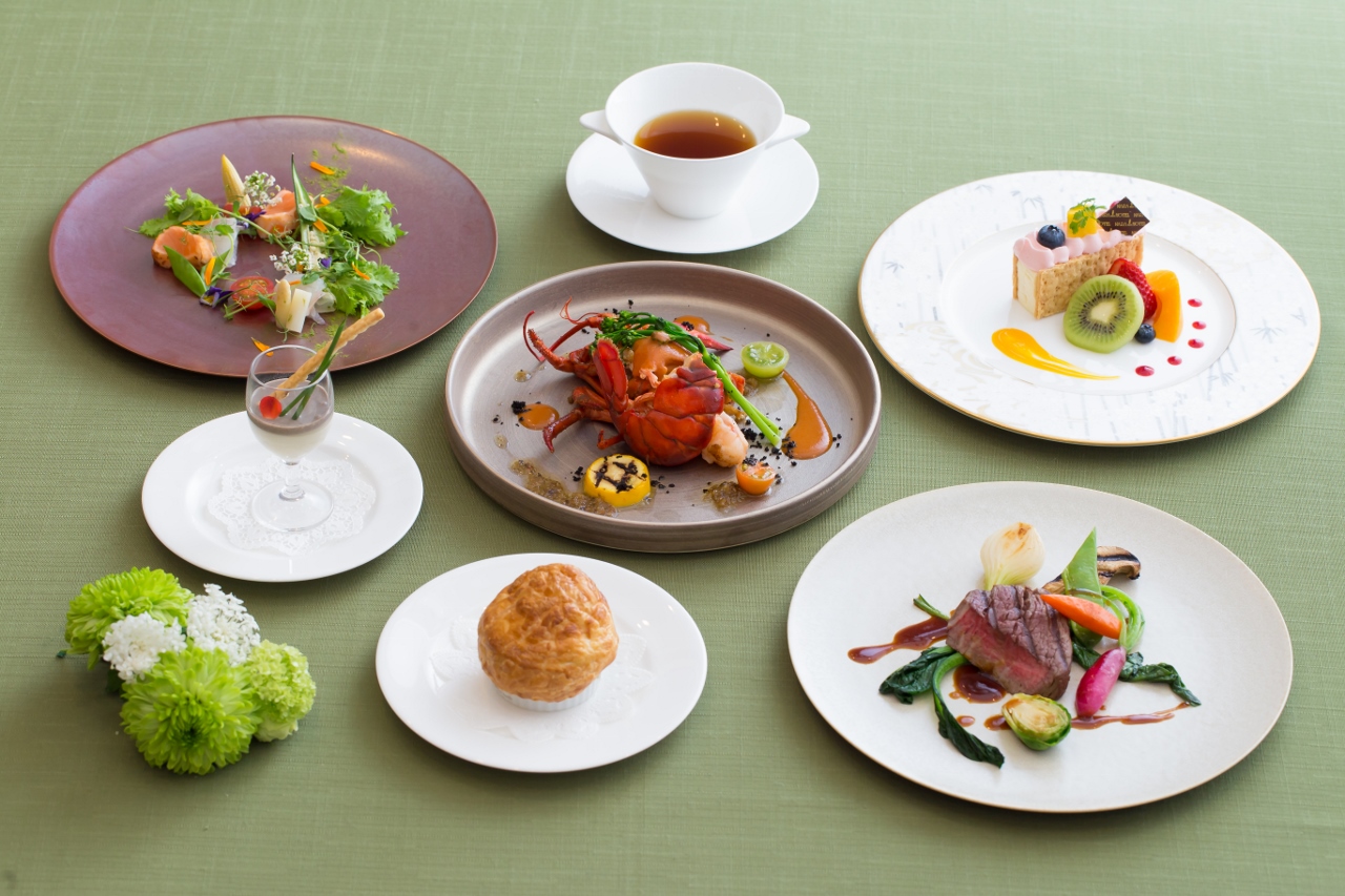 婚礼のお料理は、おふたりからゲストへの一番のおもてなし。<br />
どんな演出にも負けないお料理そのものの美味しさの追求を重ねて110年、<br />
世界の賓客たちにも愛された奈良ホテルの伝統の味でおもてなしいたします。