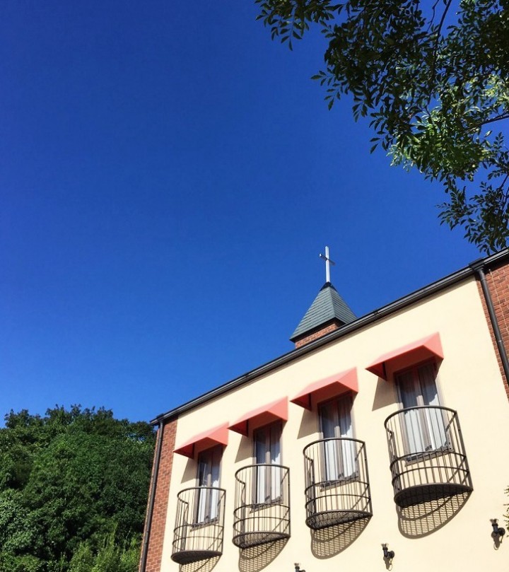 ～外観・正面～<br />
空の高さや青さから季節も感じていただけます♪