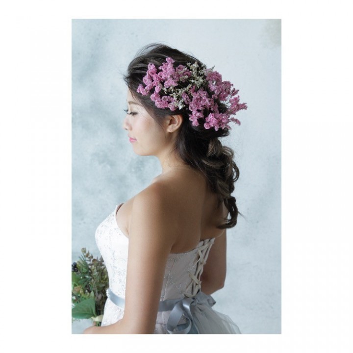 ドライフラワーの花飾り<br />
四季折々の花で季節感を。