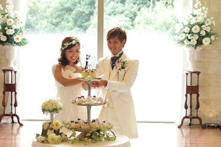 ケーキの下段には、18個のカップケーキが並べられています。こちらをゲストの方へのプチギフトとしてお配りいただいたり、新婦とお母様でのファーストバイト、ラストバイトの演出も可能。