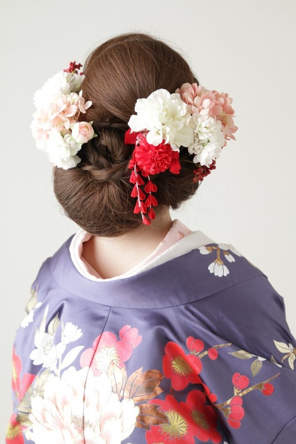 ヘアスタイルはクールに。<br />
ヘッドフラワーで華やかに。