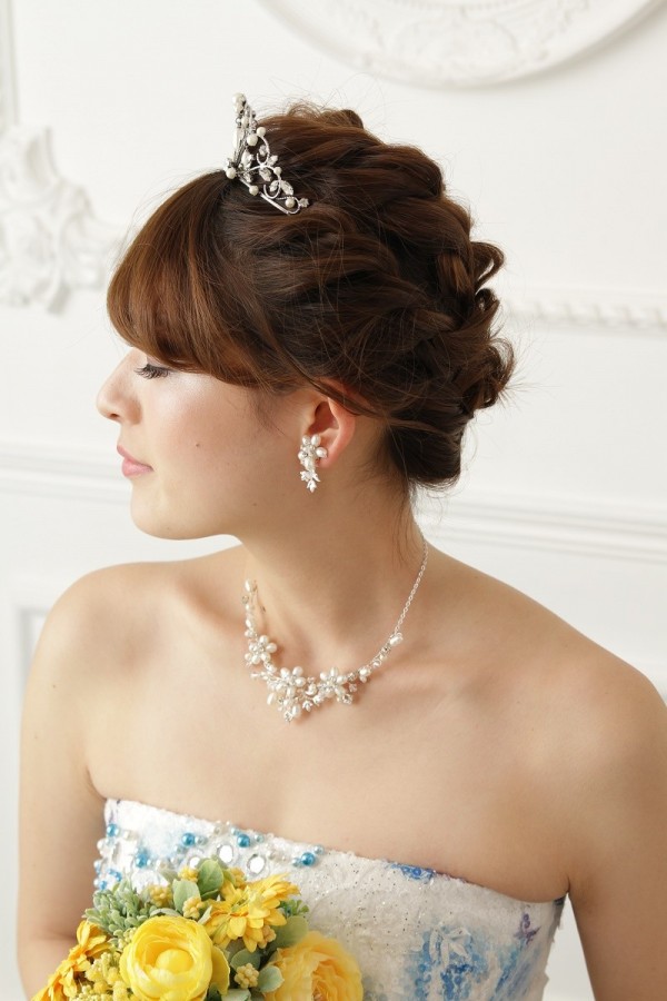 編み上げアップ<br />
ショートヘアの方も可能。