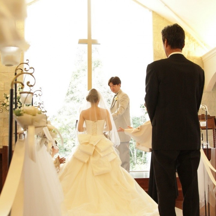 お父様から新郎様へ。<br />
家族を守るために一生懸命に働いてきた<br />
お父様の頼もしくも寂し気な後ろ姿。