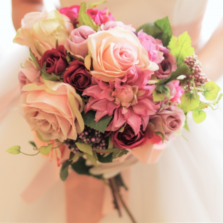 明るいマゼンダのお色味で大人キュートに。