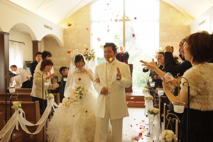 ゲストの皆様から、花びらのシャワーで祝福いただくセレモニー。ゲストにもお喜びいただける参加型の演出。